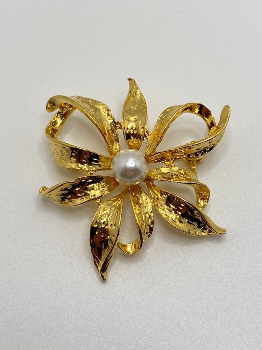 Vintage Brooch Gold Tone Textured Flower with Faux Pearl Centre MCM 50s 60s